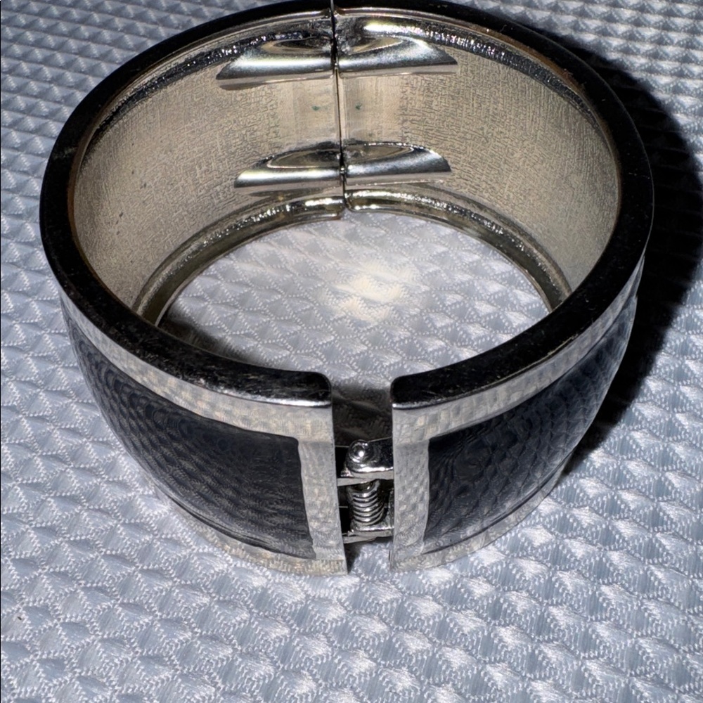Vintage Black & Silver Hinged Cuff Bracelet Enamel Silver Tone 8” x 1.5” - Picture 5 of 9